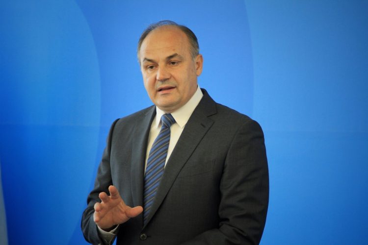 Enver Hoxhaj shpall kandidaturën e tij për kryetar të PDK-së