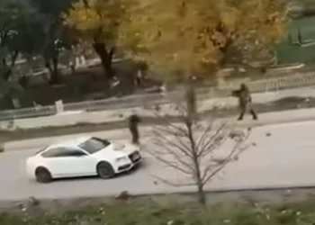 Tre të rinj në Istog filmohen duke i drejtuar ar*mët njëri-tjetrit (VIDEO)