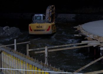 Uji i Ibrit depërton në vendpunishten e urës për këmbësorë