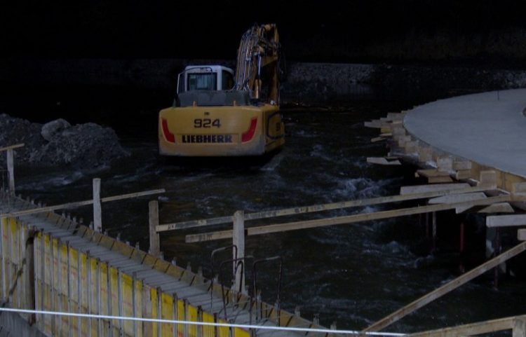 Uji i Ibrit depërton në vendpunishten e urës për këmbësorë