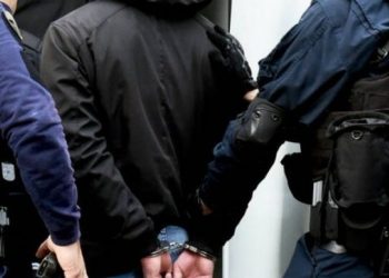 Arrestohet polici i Serbisë, i konfiskohet municion dhe afër 10 mijë euro