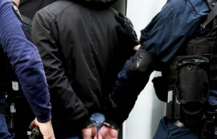 Arrestohet polici i Serbisë, i konfiskohet municion dhe afër 10 mijë euro