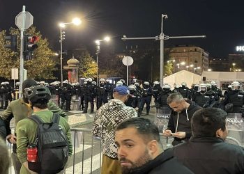 Tensione dhe përplasje para Kuvendit të Serbisë