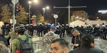 Tensione dhe përplasje para Kuvendit të Serbisë