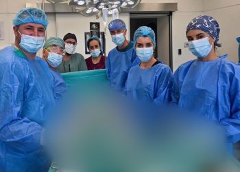 Kryhet intervenim i rrallë në QKUK, pacientes i largohet tumori 16 cm