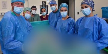 Kryhet intervenim i rrallë në QKUK, pacientes i largohet tumori 16 cm