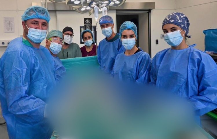 Kryhet intervenim i rrallë në QKUK, pacientes i largohet tumori 16 cm