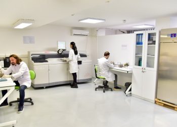 Flloi punën shërbimi në laboratorin e Toksikologjisë