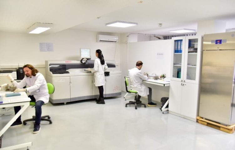 Flloi punën shërbimi në laboratorin e Toksikologjisë