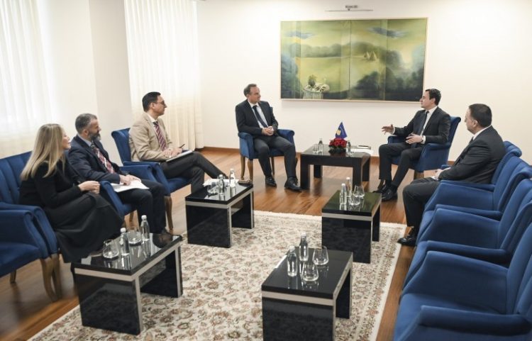 Kurti takon drejtuesit e Helvetas, temë edhe thellimi i bashkëpunimit