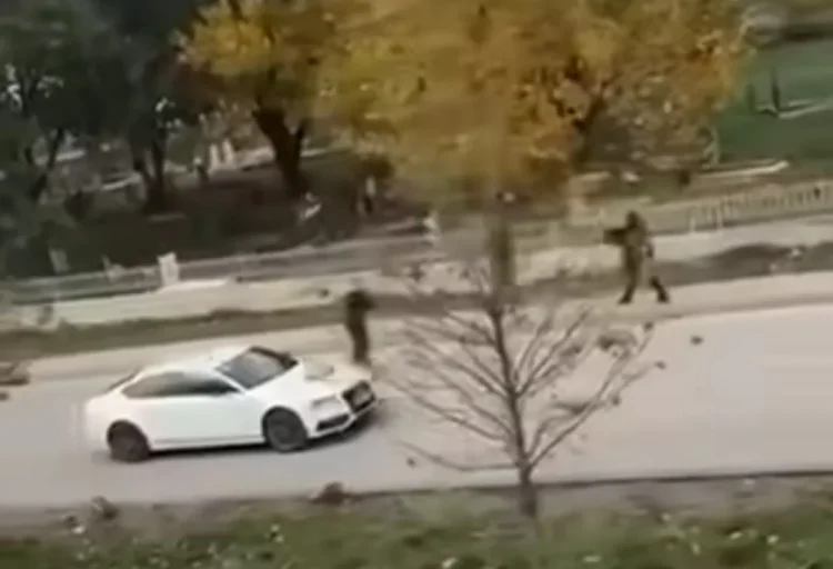 Tre të rinj në Istog filmohen duke i drejtuar armët njëri-tjetrit