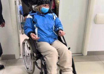 Dijana Hrka vazhdon grevën e urisë para Parlamentit të Serbisë