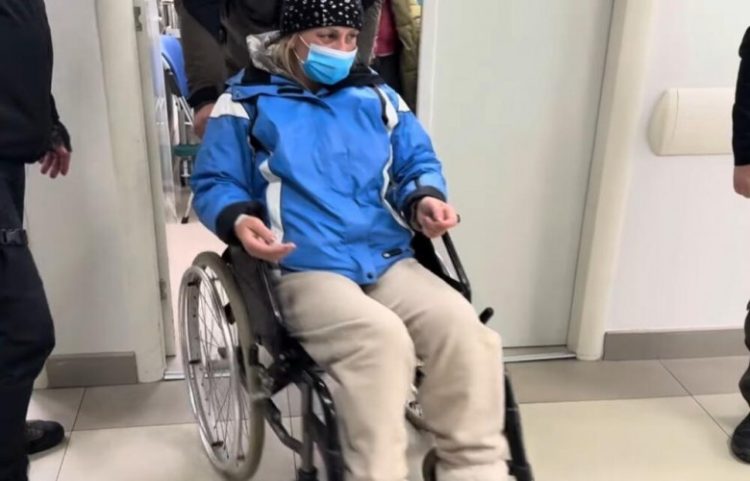 Dijana Hrka vazhdon grevën e urisë para Parlamentit të Serbisë