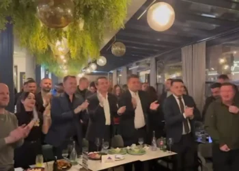 Kryetari Peci dhe kryeministri Kurti festuan fitoren e Kosovës në Mitrovicë