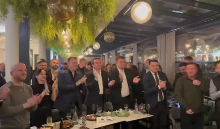 Kryetari Peci dhe kryeministri Kurti festuan fitoren e Kosovës në Mitrovicë