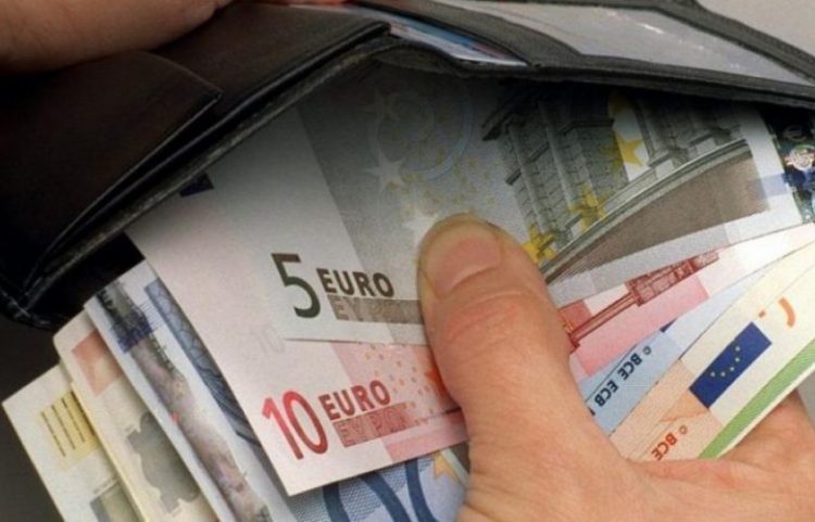 Qytetari i kthyen Policisë kuletën e gjetur me mbi 3 mijë euro