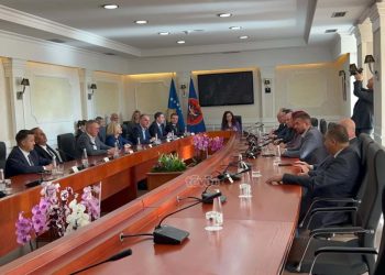 Nis takimi i presidentes me liderët politikë