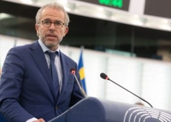 Eurodeputeti për çështjen Kosovë-Serbi: Bashkimi Evropian ka pasur qasje të pabalancuar