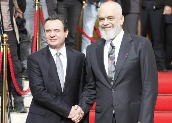 Rama shtrëngim duarsh me Kurtin, i përgjigjet gazetarëve: A e do, a se do, vazhdon telenovela