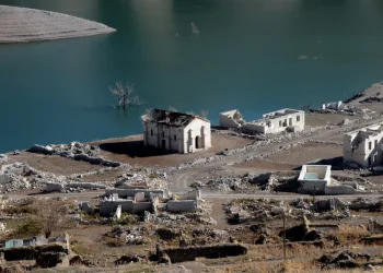 Fshati u shfaq pasi ujërat e digës u tërhoqën në Turqi