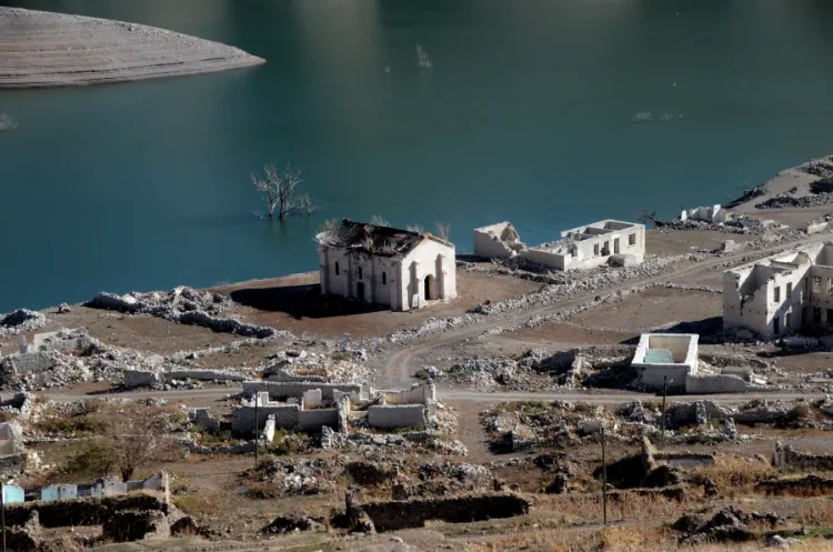 Fshati u shfaq pasi ujërat e digës u tërhoqën në Turqi