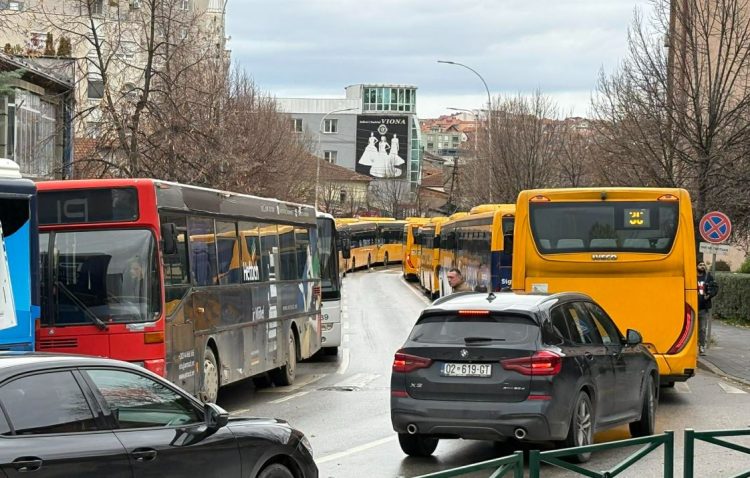 Operatorët privatë të prerë: Nuk i largojmë autobusët. Pikë!