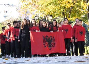 Edi Rama ndan urim të veçantë nga nxënësit e Shkodrës për 28 Nëntorin