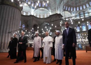 Papa heq këpucët gjatë vizitës në xhaminë e Stambollit