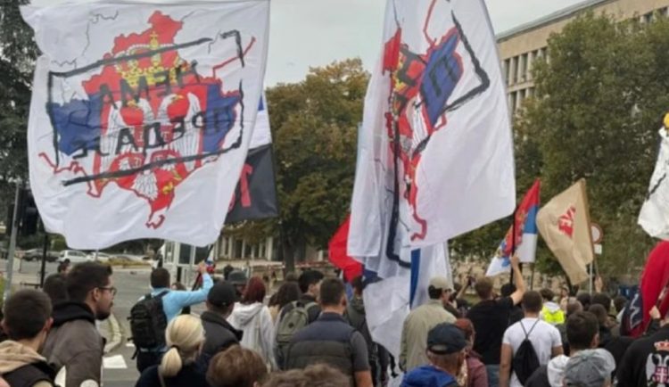Parullat sho*viniste në Serbi: Shqiptarët fyhen njëlloj nga përkrahësit edhe kundërshtarët e pushtetit