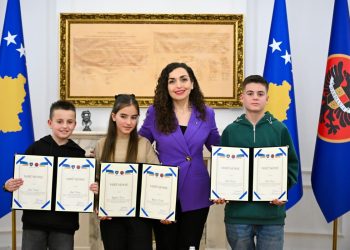 Gjetën portofolin me para e dorëzuan në polici, Osmani vlerëson lart tre fëmijët nga Ferizaj