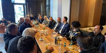 Glauk Konjufca takohet me banorët e Hajvalisë pas mandatimit për kryeministër