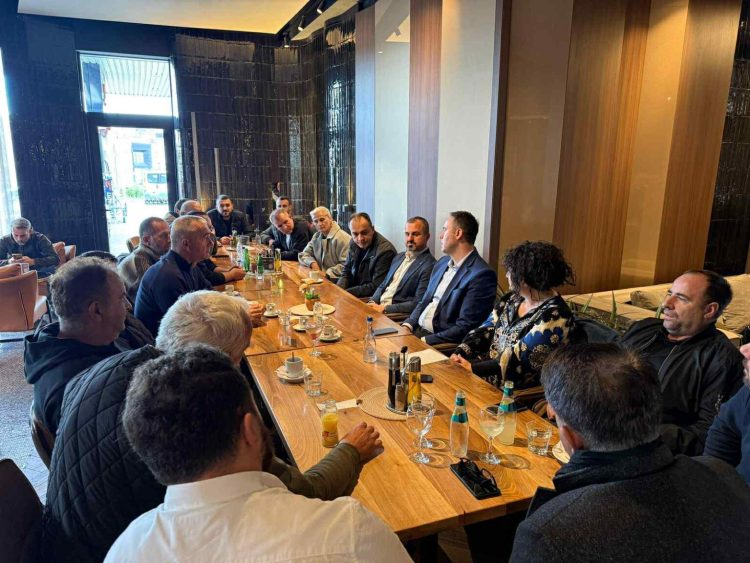 Glauk Konjufca takohet me banorët e Hajvalisë pas mandatimit për kryeministër