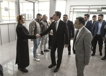 Kurti mirëpritet nga kryetari i ri Komunës së Obiliqit, Halil Thaçi