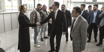 Kurti mirëpritet nga kryetari i ri Komunës së Obiliqit, Halil Thaçi