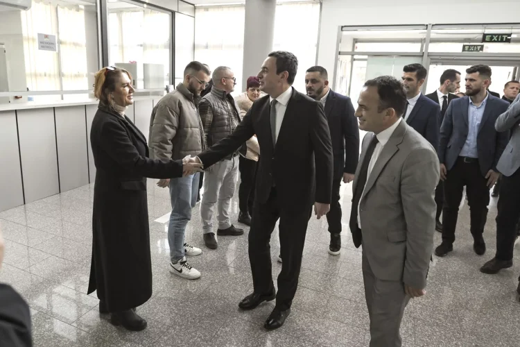 Kurti mirëpritet nga kryetari i ri Komunës së Obiliqit, Halil Thaçi