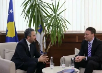 Zgjedhjet e 28 dhjetorit, zyrtari i DASh-it po qëndron në Kosovë, shkon për vizitë në KQZ