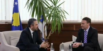 Zgjedhjet e 28 dhjetorit, zyrtari i DASh-it po qëndron në Kosovë, shkon për vizitë në KQZ