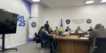 Anëtari boshnjak në KQZ, largohet nga mbledhja: Kandidimi i motrës së Donika Kadajt me koalicionin Vakat, uzurpon vendet e boshnjakëve