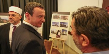 Kurti merr pjesë në hapjen e ekspozitës `Kujtesa në fotografi`