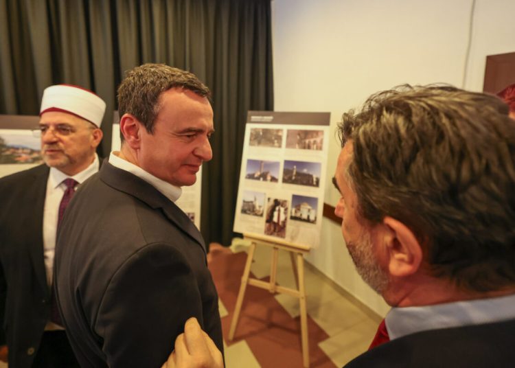 Kurti merr pjesë në hapjen e ekspozitës `Kujtesa në fotografi`