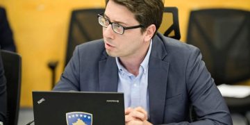 Ministri Murati reagon ashpër ndaj “lajmeve të rreme”: Paga e 13-të është në buxhetin 2026, por opozita nuk e votoi