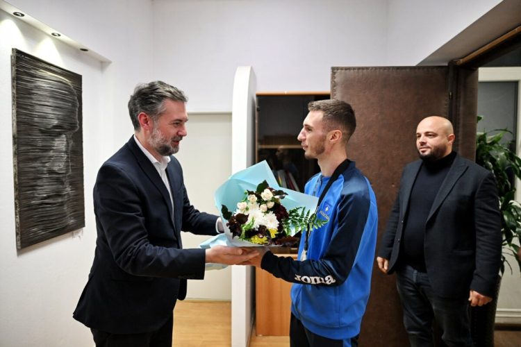 Pas shpalljes nënkampion bote Islam Selmani pritet nga ministri Çeku