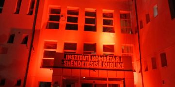 Dita Botërore e HIV/AIDS, ndërtesa e IKSHP-së ndriçohet me dritë të kuqe