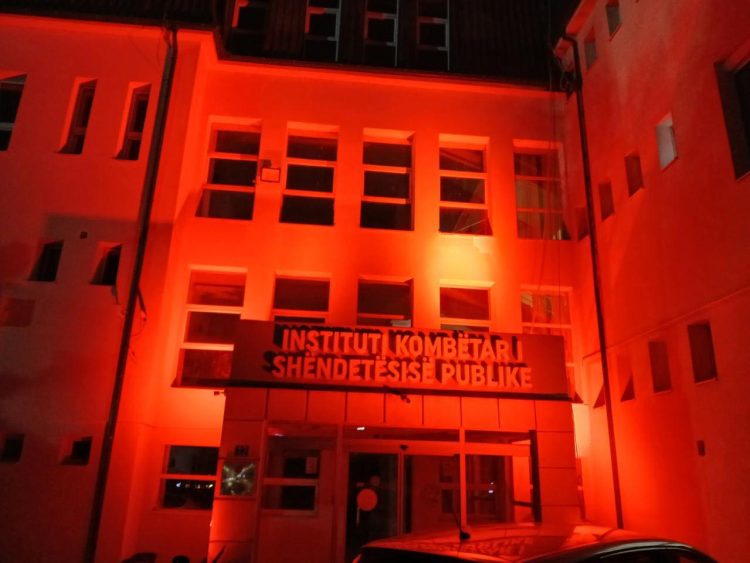 Dita Botërore e HIV/AIDS, ndërtesa e IKSHP-së ndriçohet me dritë të kuqe