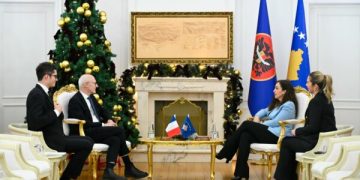 Osmani bisedon me Guerot për marrjen e detyrave nga kryetarët e rinj në Veri, i kërkon heqjen e masave ndaj Kosovës