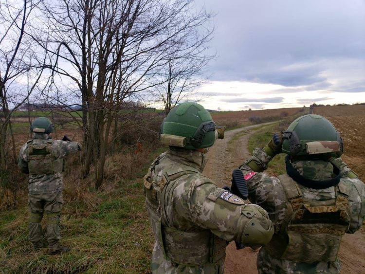 Ushtarët turq të KFOR-it kryej patrullime përgjatë vijës kufitare në Kosovë