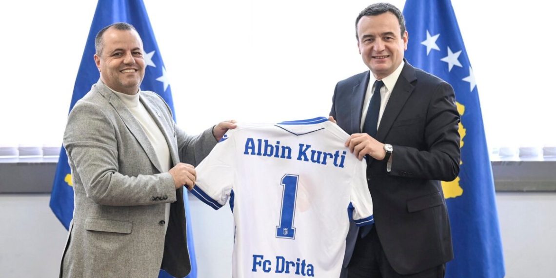 Një ditë para përballjes me gjigantin holandez, Kurti pret në zyrë stafin dhe lojtarët e Dritës