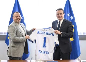 Një ditë para përballjes me gjigantin holandez, Kurti pret në zyrë stafin dhe lojtarët e Dritës