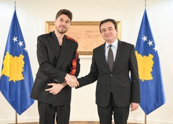 Pas katër netësh koncerte magjike në Prishtinë, Alban Skënderaj pritet në takim nga kryeministri Kurti