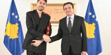 Pas katër netësh koncerte magjike në Prishtinë, Alban Skënderaj pritet në takim nga kryeministri Kurti